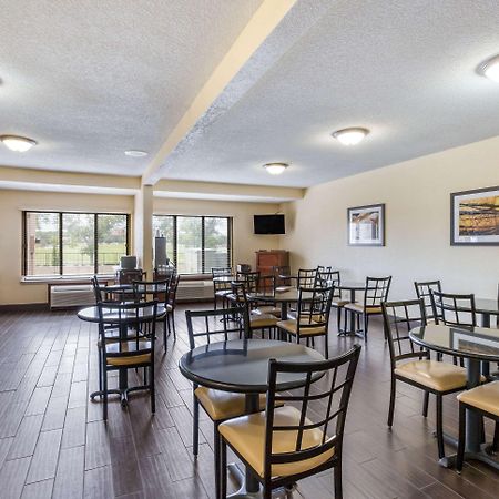 Quality Inn & Suites Lawrence - University Area Exterior foto