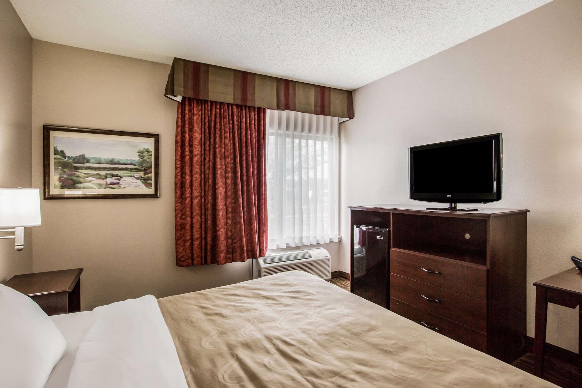 Quality Inn & Suites Lawrence - University Area Exterior foto