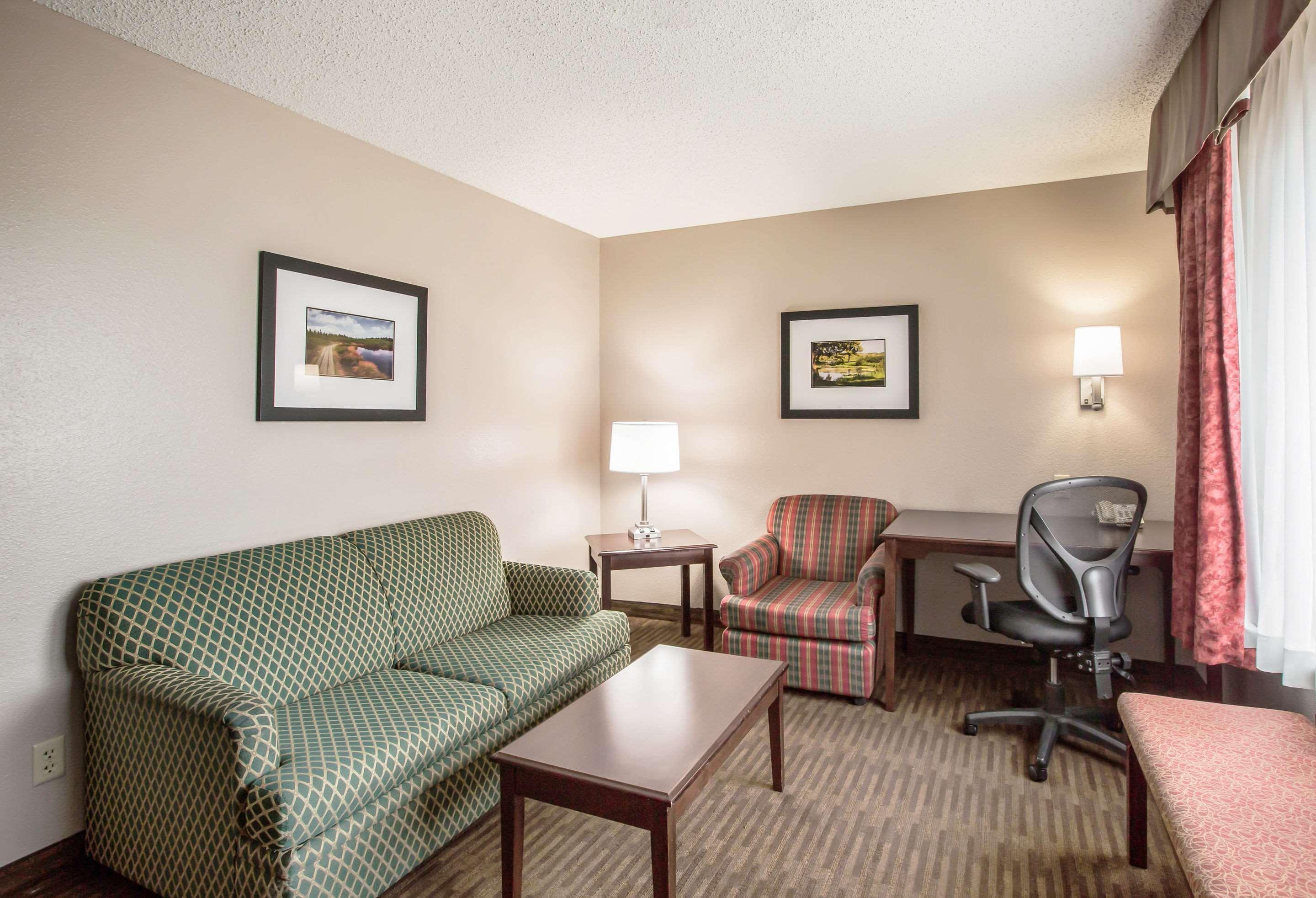 Quality Inn & Suites Lawrence - University Area Exterior foto