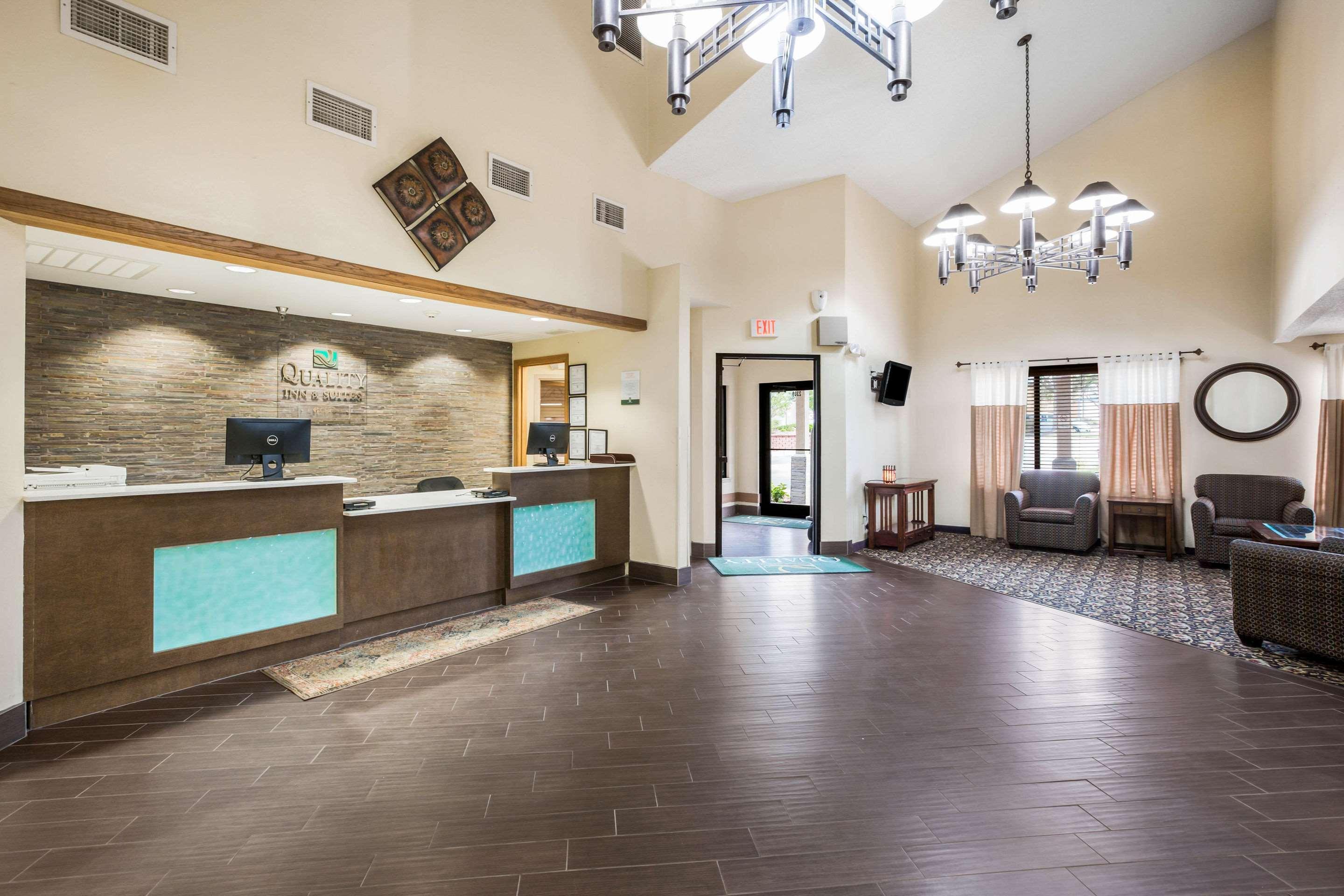 Quality Inn & Suites Lawrence - University Area Exterior foto