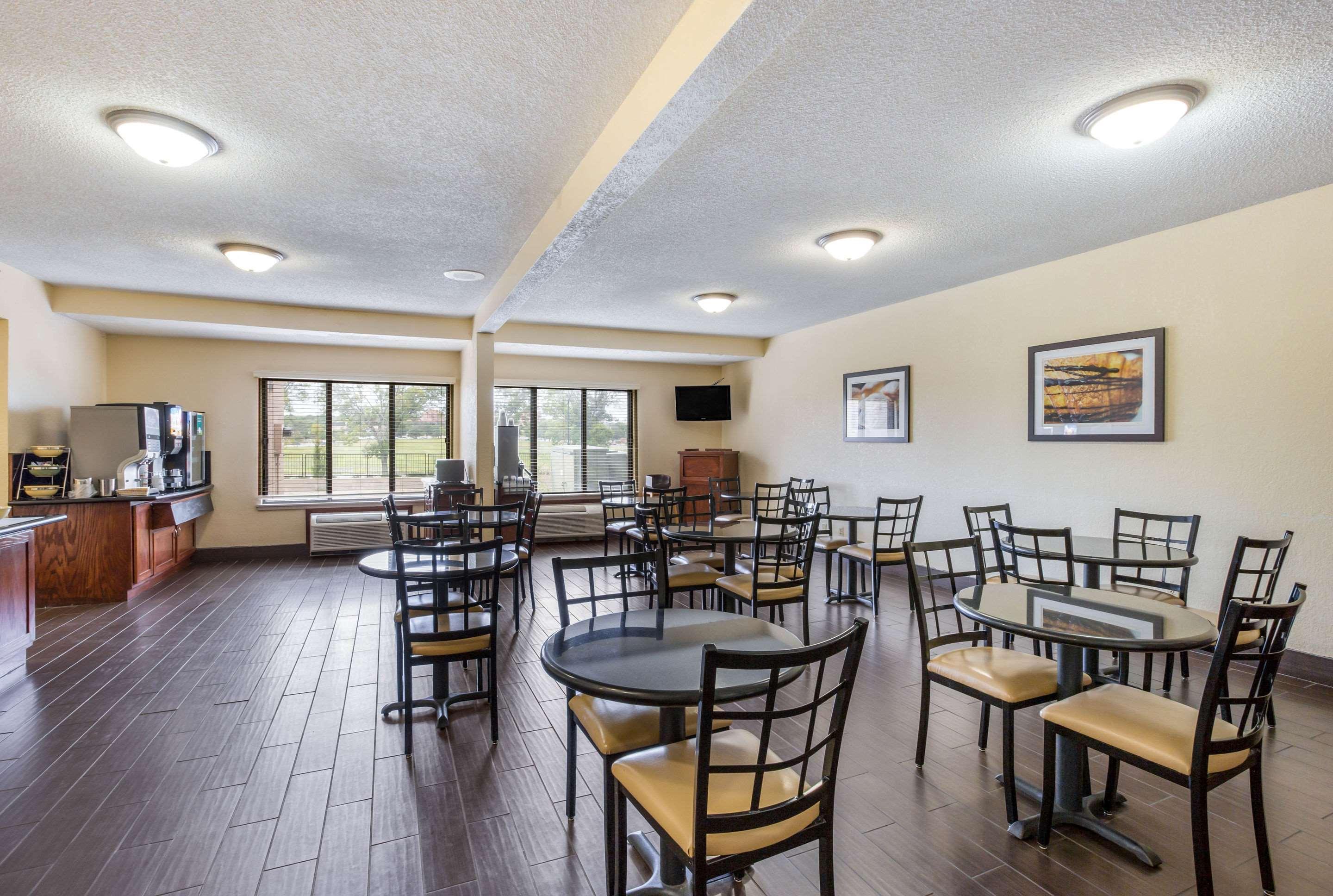 Quality Inn & Suites Lawrence - University Area Exterior foto